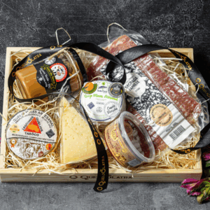 CESTA DE PRESENTE MINEIRA - 3 QUEIJOS + GOIABADA + DOCE DE LEITE + CHARCUTARIA